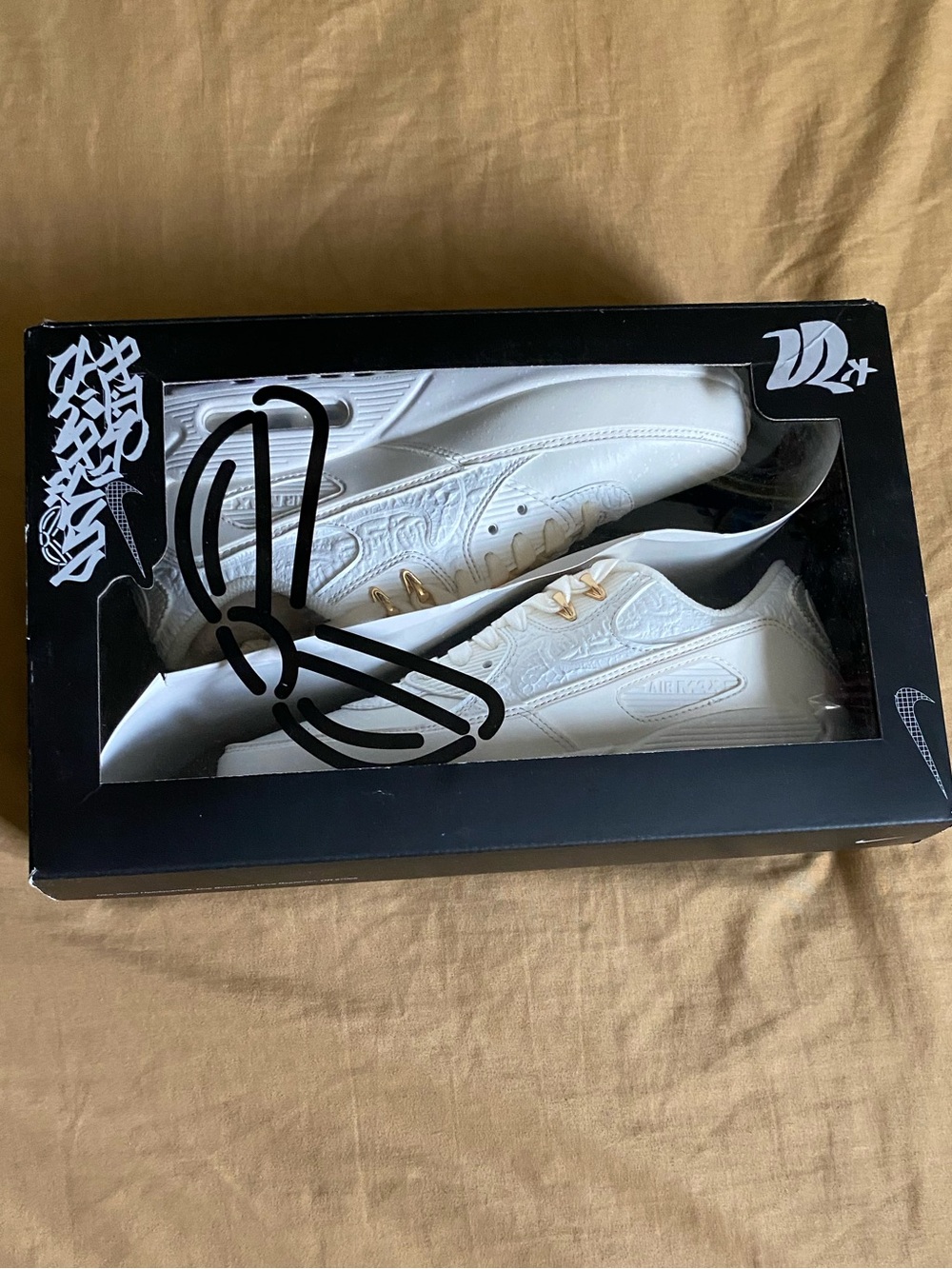 Nike Men’s White Low-Top Sneakers with Gold Eyeletsww